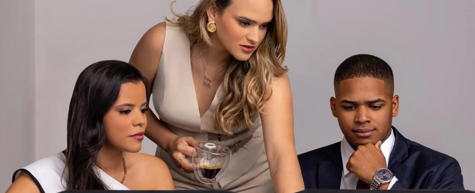 Os sócios analisando um caso juntos